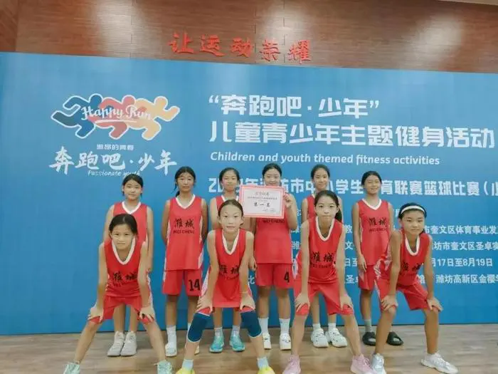 老年人如何安全地进行篮球接球训练?_0